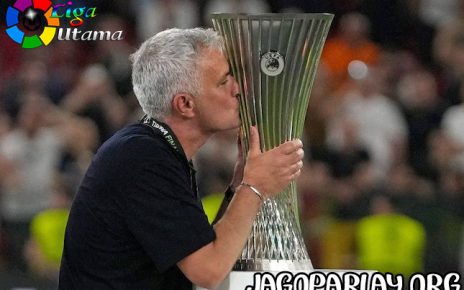 Bawa AS Roma Juara, Jose Mourinho Ejek Solskjaer dan Rangnick yang Bapuk di MU